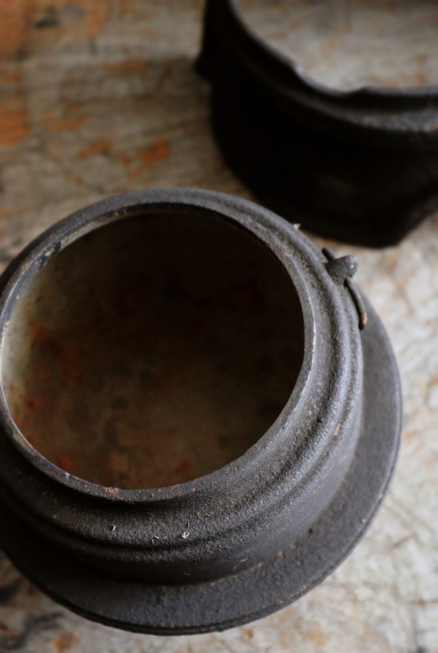 竈のような形の鉄銅壷　長火鉢　火鉢道具　鉄　鉄瓶　釜