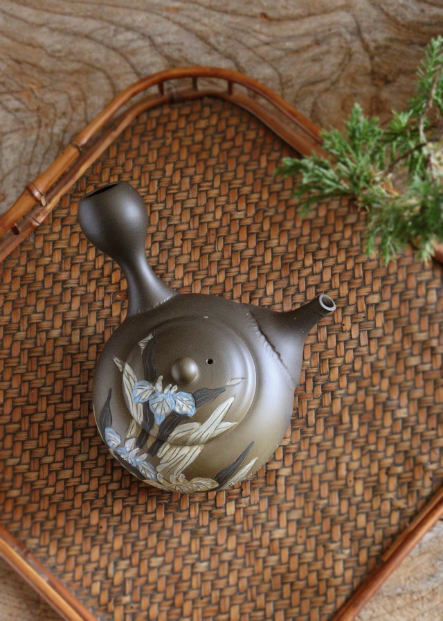 常滑焼　伊藤昭陽作茶窯変あやめ彫急須　煎茶道具　紫砂急須　あやめ紋様