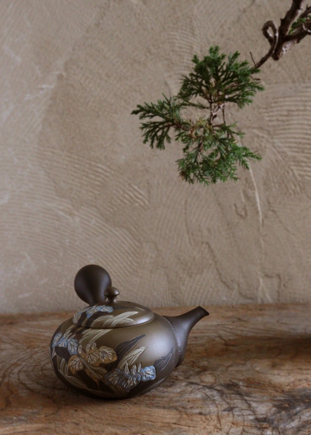 常滑焼　伊藤昭陽作茶窯変あやめ彫急須　煎茶道具　紫砂急須　あやめ紋様