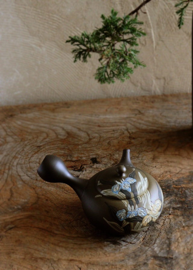 常滑焼　伊藤昭陽作茶窯変あやめ彫急須　煎茶道具　紫砂急須　あやめ紋様