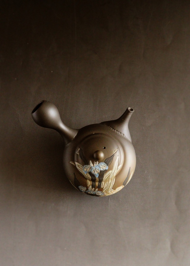 常滑焼　伊藤昭陽作茶窯変あやめ彫急須　煎茶道具　紫砂急須　あやめ紋様