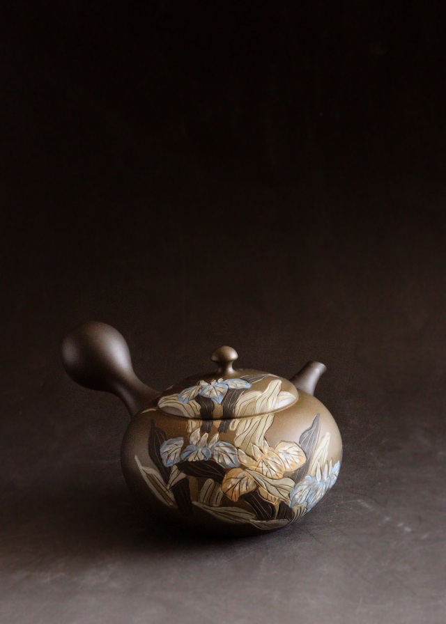 常滑焼　伊藤昭陽作茶窯変あやめ彫急須　煎茶道具　紫砂急須　あやめ紋様