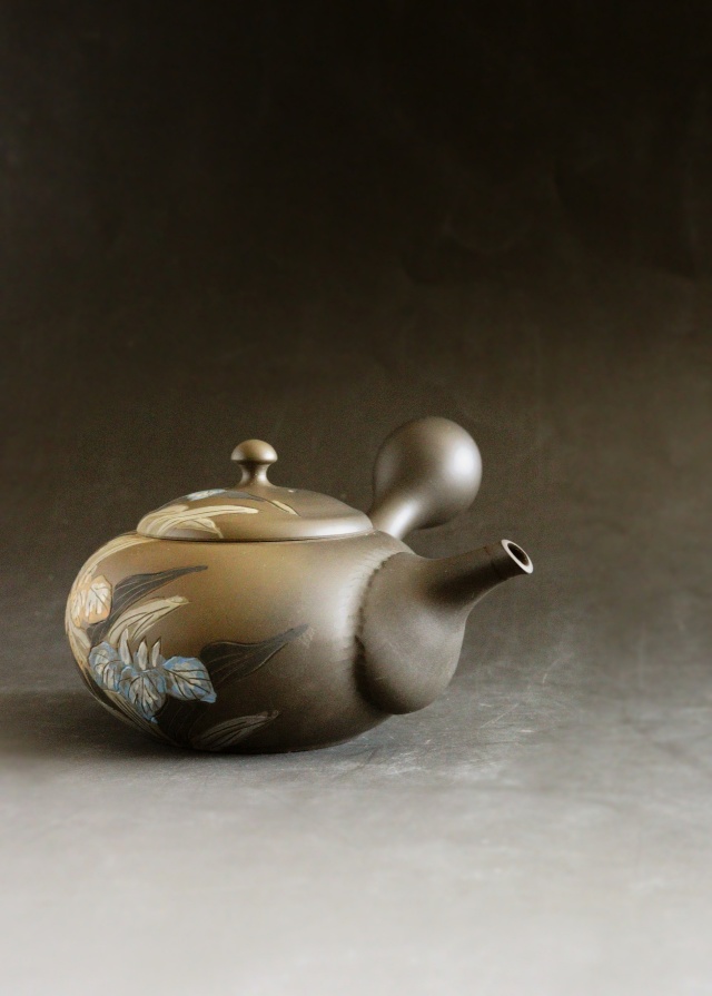 常滑焼　伊藤昭陽作茶窯変あやめ彫急須　煎茶道具　紫砂急須　あやめ紋様