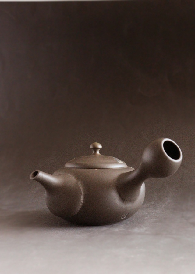 常滑焼　伊藤昭陽作茶窯変あやめ彫急須　煎茶道具　紫砂急須　あやめ紋様