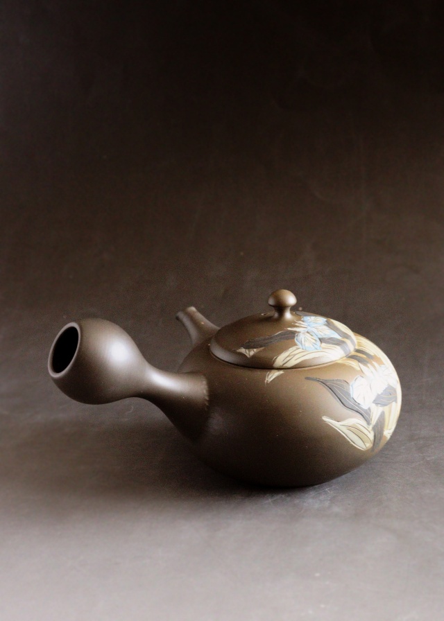 常滑焼　伊藤昭陽作茶窯変あやめ彫急須　煎茶道具　紫砂急須　あやめ紋様