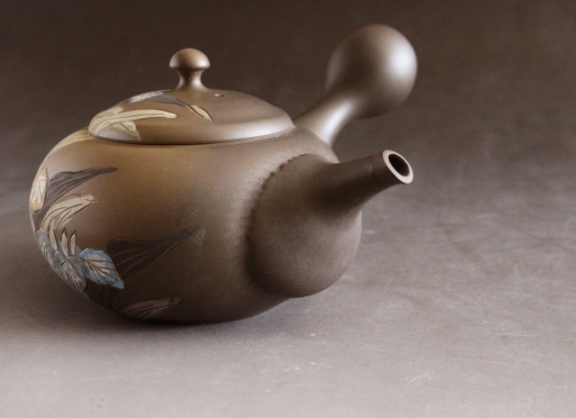 常滑焼　伊藤昭陽作茶窯変あやめ彫急須　煎茶道具　紫砂急須　あやめ紋様