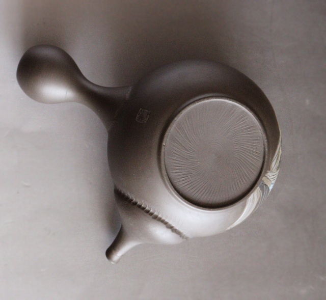 常滑焼　伊藤昭陽作茶窯変あやめ彫急須　煎茶道具　紫砂急須　あやめ紋様