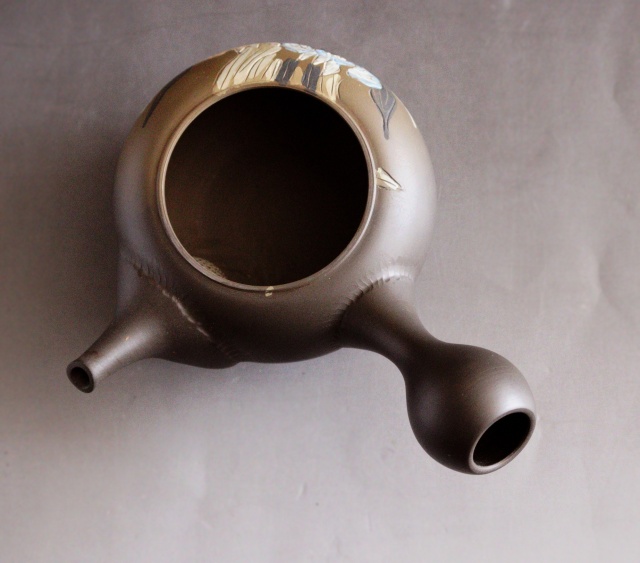 常滑焼　伊藤昭陽作茶窯変あやめ彫急須　煎茶道具　紫砂急須　あやめ紋様