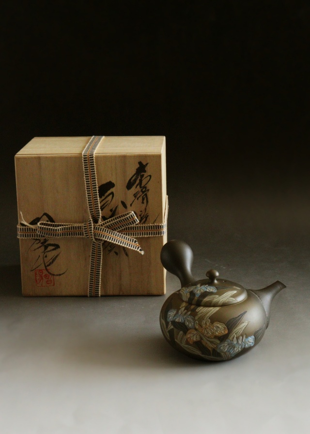 常滑焼　伊藤昭陽作茶窯変あやめ彫急須　煎茶道具　紫砂急須　あやめ紋様