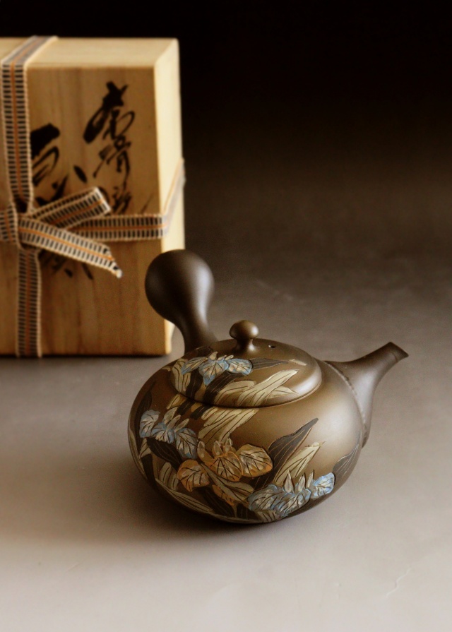 常滑焼　伊藤昭陽作茶窯変あやめ彫急須　煎茶道具　紫砂急須　あやめ紋様