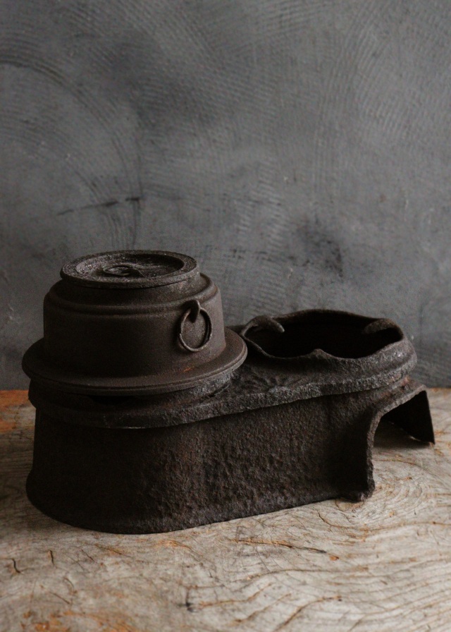 竈のような形の鉄銅壷　長火鉢　火鉢道具　鉄　鉄瓶　釜