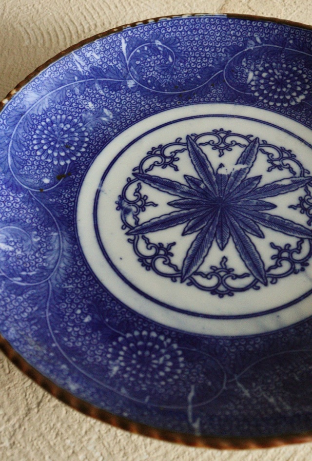 染付印判菊唐草紋皿　　24ｃｍ　イゲ皿　　ワンプレート　飾り皿　1枚