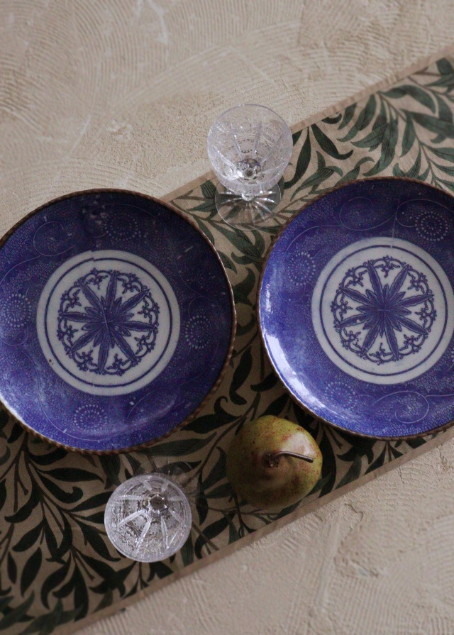 染付印判菊唐草紋皿　　24ｃｍ　イゲ皿　　ワンプレート　飾り皿　1枚