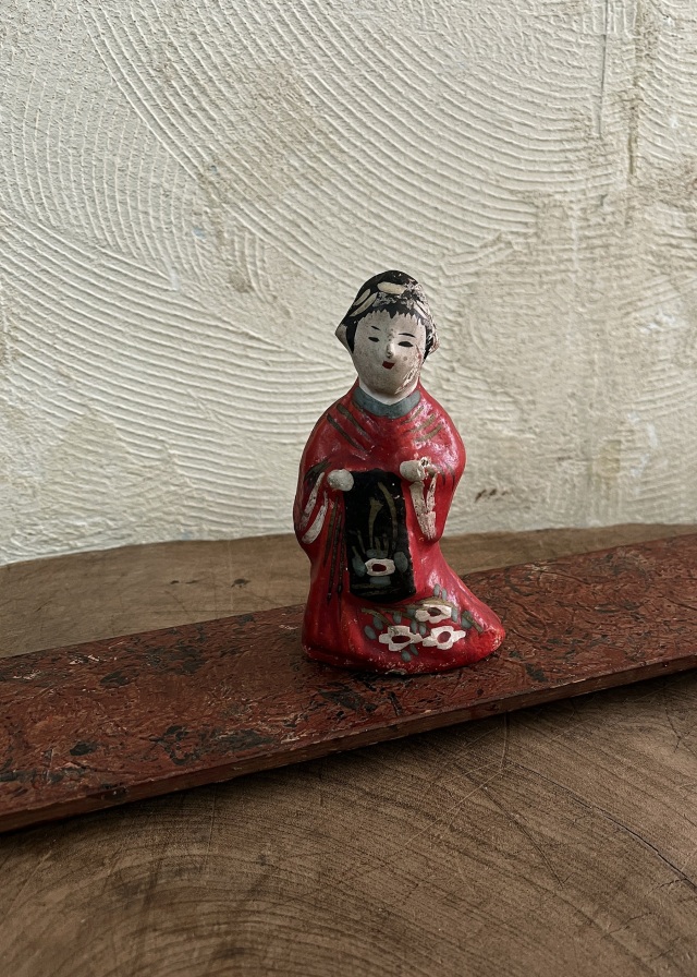 練人形　鴻巣人形　前に帯を垂らす女性　伝統工芸