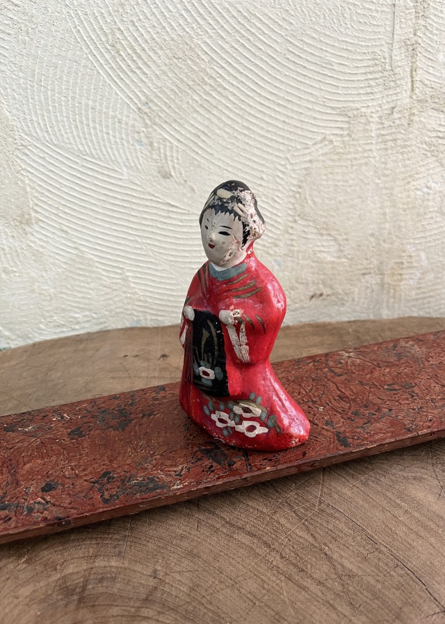 練人形　鴻巣人形　前に帯を垂らす女性　伝統工芸