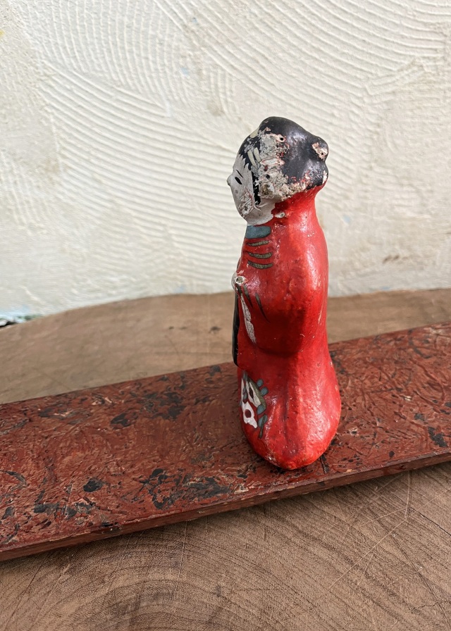 練人形　鴻巣人形　前に帯を垂らす女性　伝統工芸