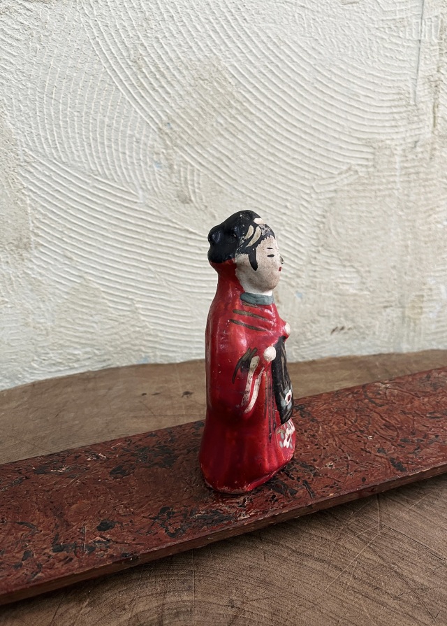 練人形　鴻巣人形　前に帯を垂らす女性　伝統工芸