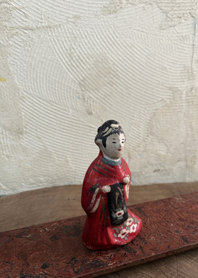 練人形　鴻巣人形　前に帯を垂らす女性　伝統工芸