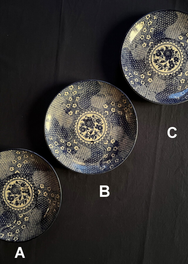 染付印判みじん花紋中皿　２６ｃｍ