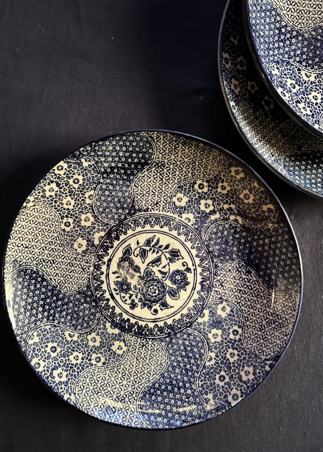 染付印判みじん花紋中皿　２６ｃｍ