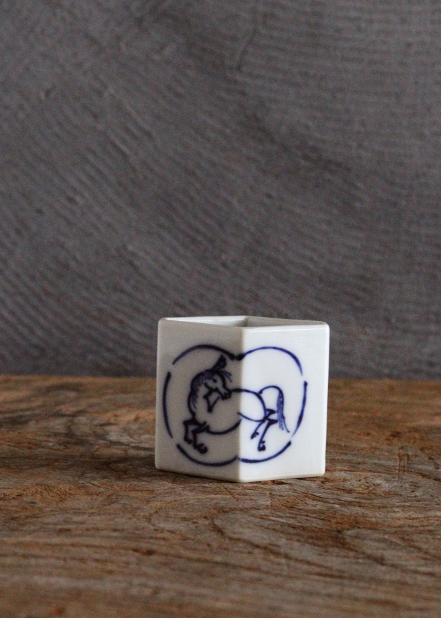 染付菱馬蓋置き　茶道具　蓋置　干支　午年　手書き染付