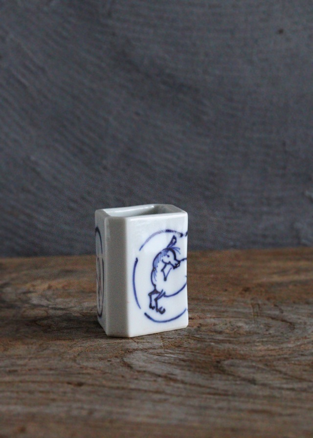 染付菱馬蓋置き　茶道具　蓋置　干支　午年　手書き染付