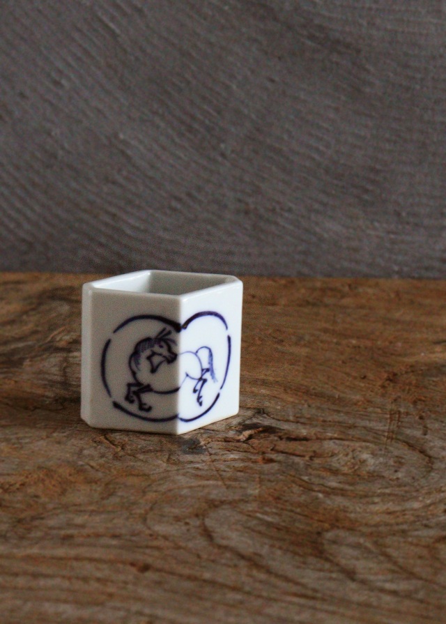 染付菱馬蓋置き 茶道具 蓋置 干支 午年 手書き染付