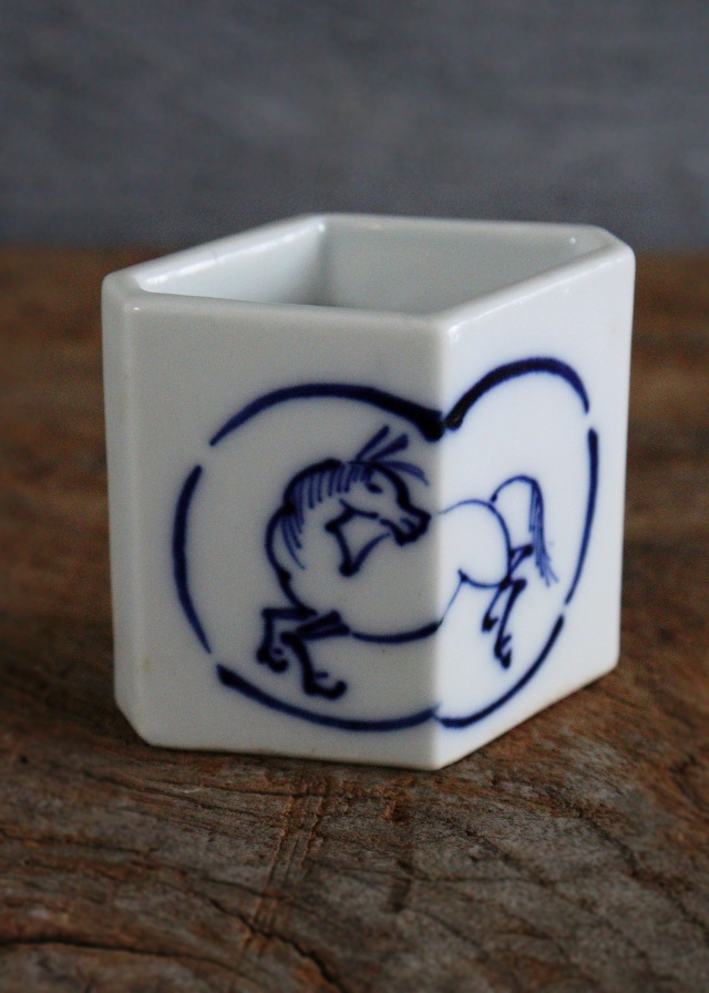 染付菱馬蓋置き　茶道具　蓋置　干支　午年　手書き染付