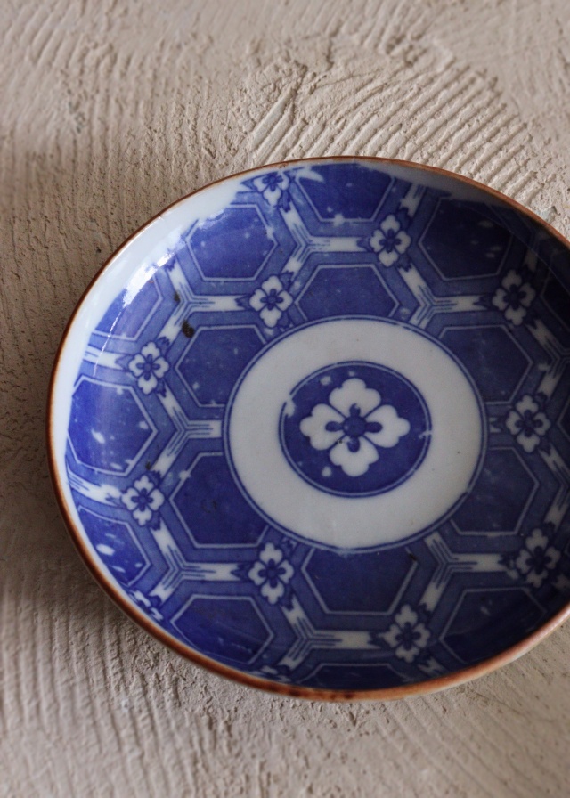 染付印判亀甲・丸に花菱紋様16ｃｍ皿　5枚組　　取り皿　盛皿　中皿　プレート