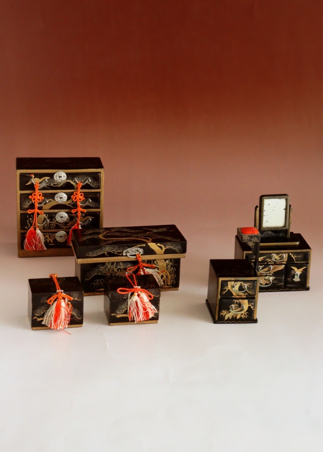 雛道具　蒔絵道具　雛人　鏡台　箪笥　長持　蒔絵道具　裁縫箱　雛人形道具　道具　ひな祭り