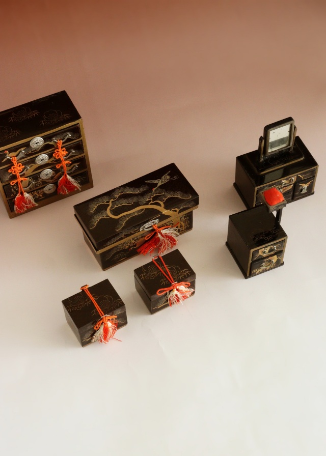 雛道具　蒔絵道具　雛人　鏡台　箪笥　長持　蒔絵道具　裁縫箱　雛人形道具　道具　ひな祭り