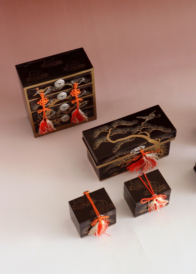 雛道具　蒔絵道具　雛人　鏡台　箪笥　長持　蒔絵道具　裁縫箱　雛人形道具　道具　ひな祭り