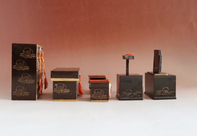 雛道具　蒔絵道具　雛人　鏡台　箪笥　長持　蒔絵道具　裁縫箱　雛人形道具　道具　ひな祭り