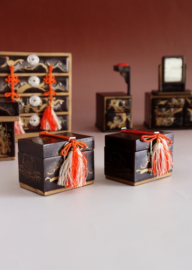 雛道具　蒔絵道具　雛人　鏡台　箪笥　長持　蒔絵道具　裁縫箱　雛人形道具　道具　ひな祭り