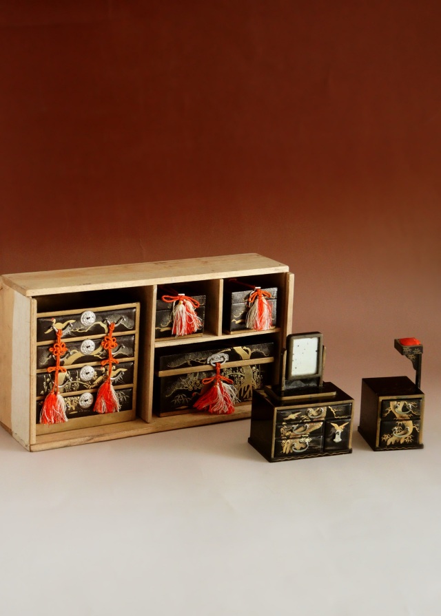 雛道具　蒔絵道具　雛人　鏡台　箪笥　長持　蒔絵道具　裁縫箱　雛人形道具　道具　ひな祭り