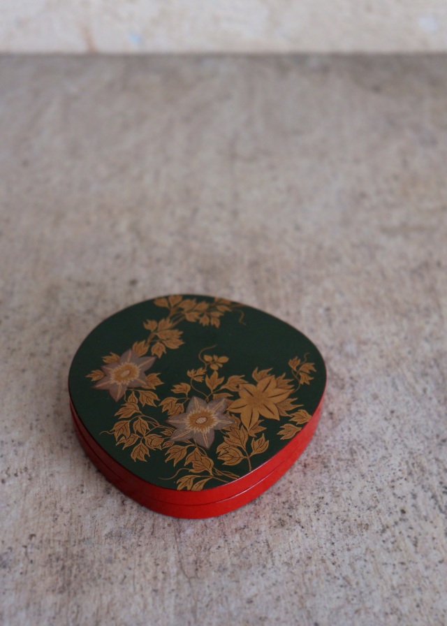 鉄線蒔絵 桐団扇香合 うちわ 木製 茶道具 インテリア Antique Sam's Collection鉄線蒔絵香合 茶道具 香合 蒔絵 テッセン