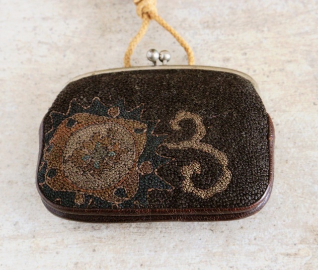 煙草入れ相良刺繍天女前金具／天女漆煙管筒 相良刺繍 煙草入れ 竹細工キセルケース アンティーク 装身具 透かし