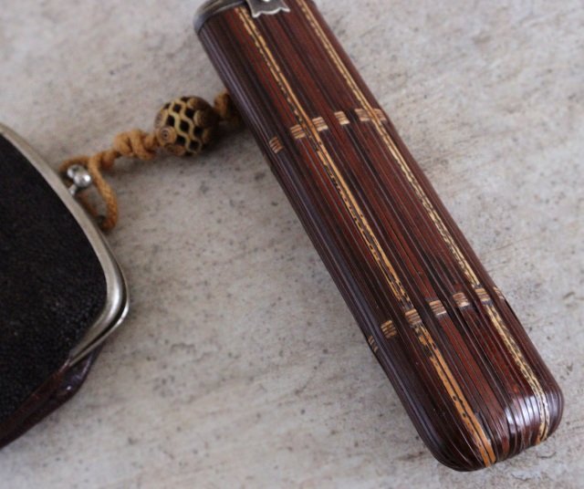 相良刺繍　煙草入れ　竹細工キセルケース　アンティーク　装身具　透かし根付