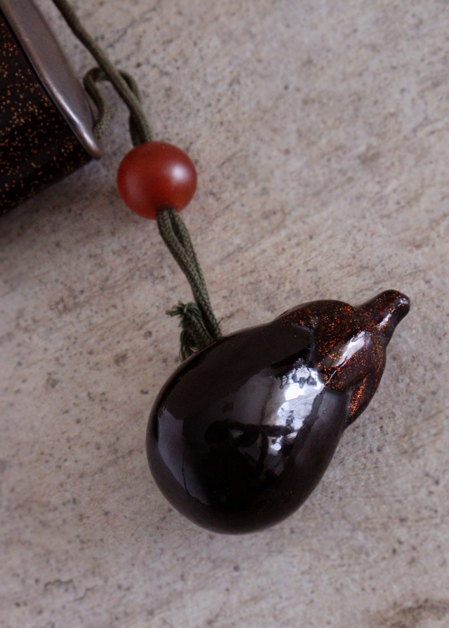 梨地漆ケース　煙草入れ　眼鏡ケース　キセルケース　アンティーク　装身具　茄子根付