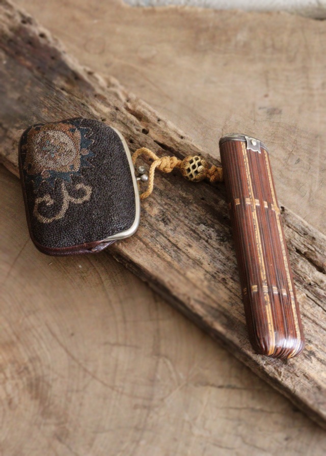 相良刺繍　煙草入れ　竹細工キセルケース　アンティーク　装身具　透かし根付