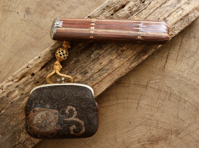 相良刺繍　煙草入れ　竹細工キセルケース　アンティーク　装身具　透かし根付