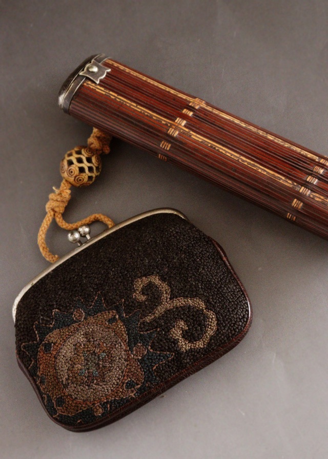 相良刺繍　煙草入れ　竹細工キセルケース　アンティーク　装身具　透かし根付