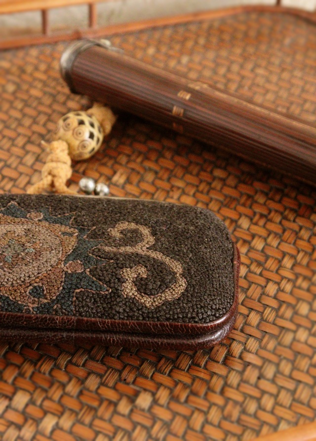 相良刺繍　煙草入れ　竹細工キセルケース　アンティーク　装身具　透かし根付