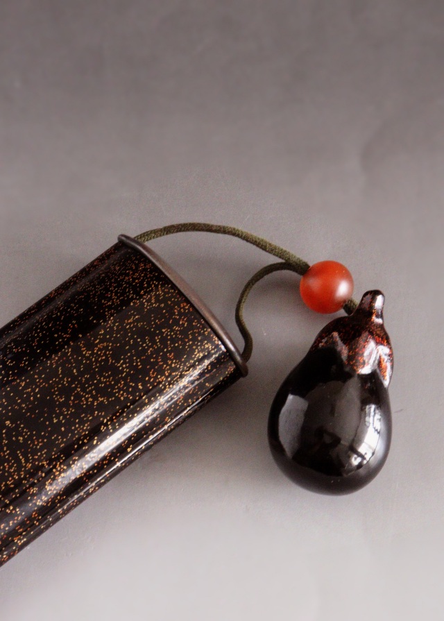 梨地漆ケース　煙草入れ　眼鏡ケース　キセルケース　アンティーク　装身具　茄子根付