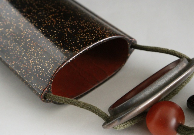 梨地漆ケース　煙草入れ　眼鏡ケース　キセルケース　アンティーク　装身具　茄子根付