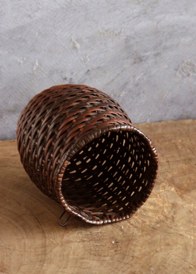 岩尾豊南作　掛け花籠　古籠　竹籠　うずくまる籠