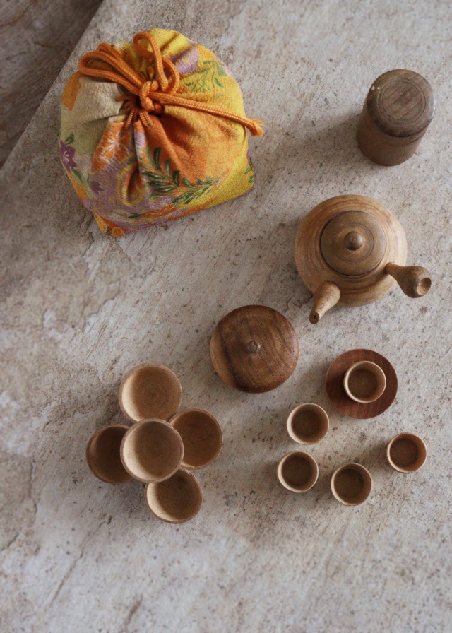 小さな小さな木製の急須セット　茶器セット　縮緬巾着袋付　ミニチュア　おままごと　