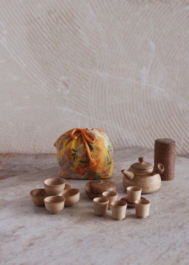 小さな小さな木製の急須セット　茶器セット　縮緬巾着袋付　ミニチュア　おままごと　