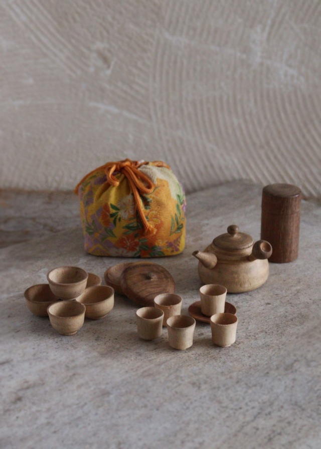 小さな小さな木製の急須セット　茶器セット　縮緬巾着袋付　ミニチュア　おままごと　