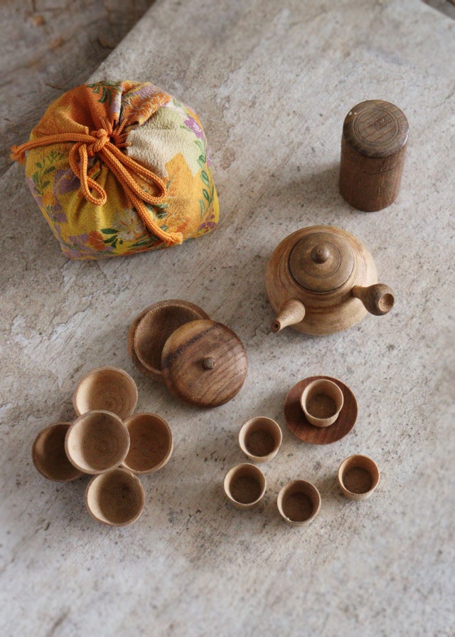 小さな小さな木製の急須セット　茶器セット　縮緬巾着袋付　ミニチュア　おままごと　